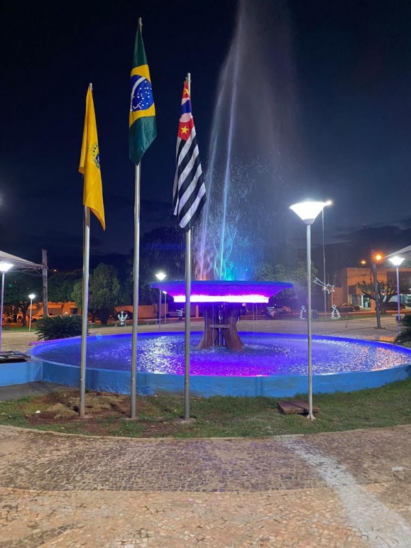 Video fonte-da-praca-peregrino-benelli-iluminada